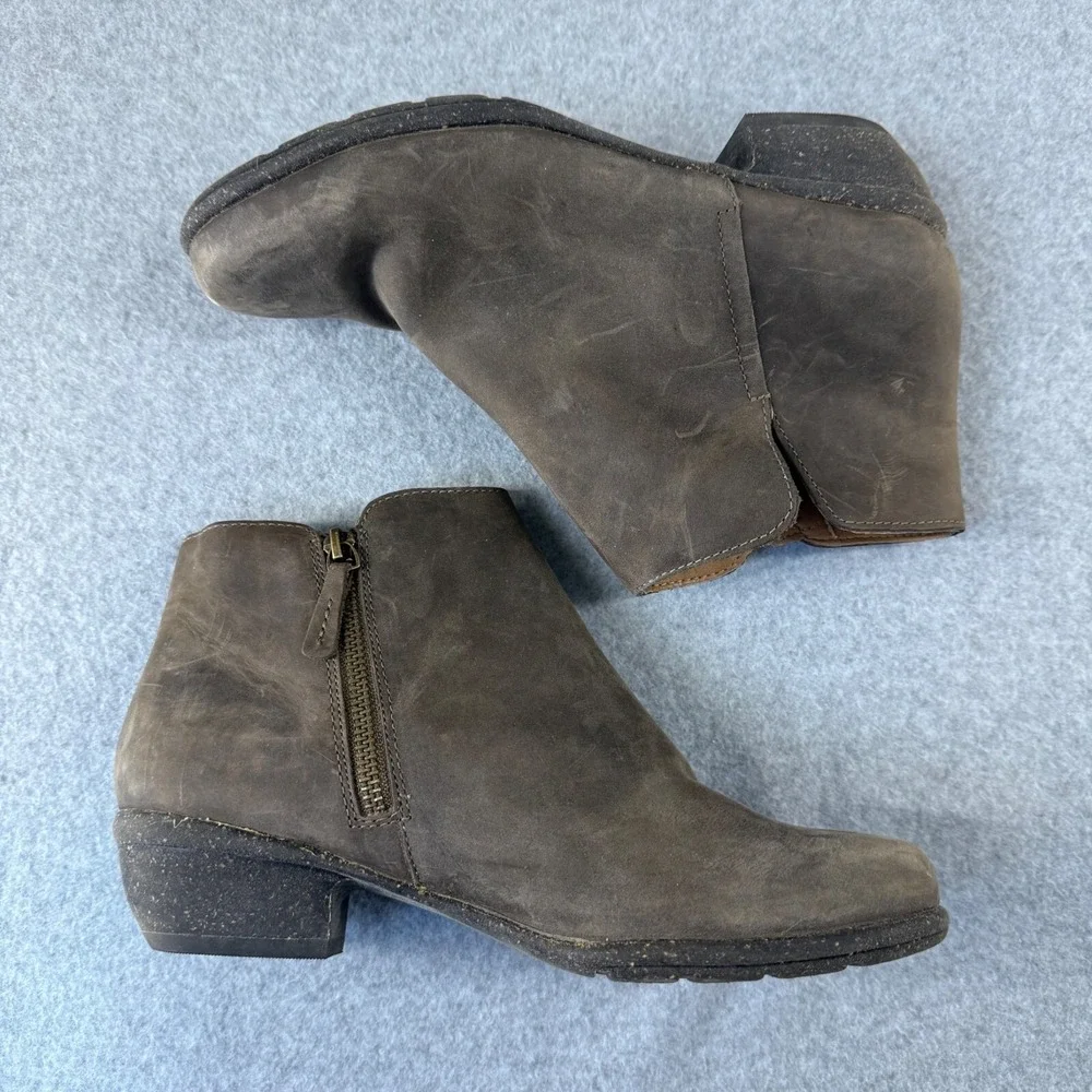 Clarks Womens  Size 8 M / 39 Dusty Brown Ankle Boots Booties Suede Leather Boho